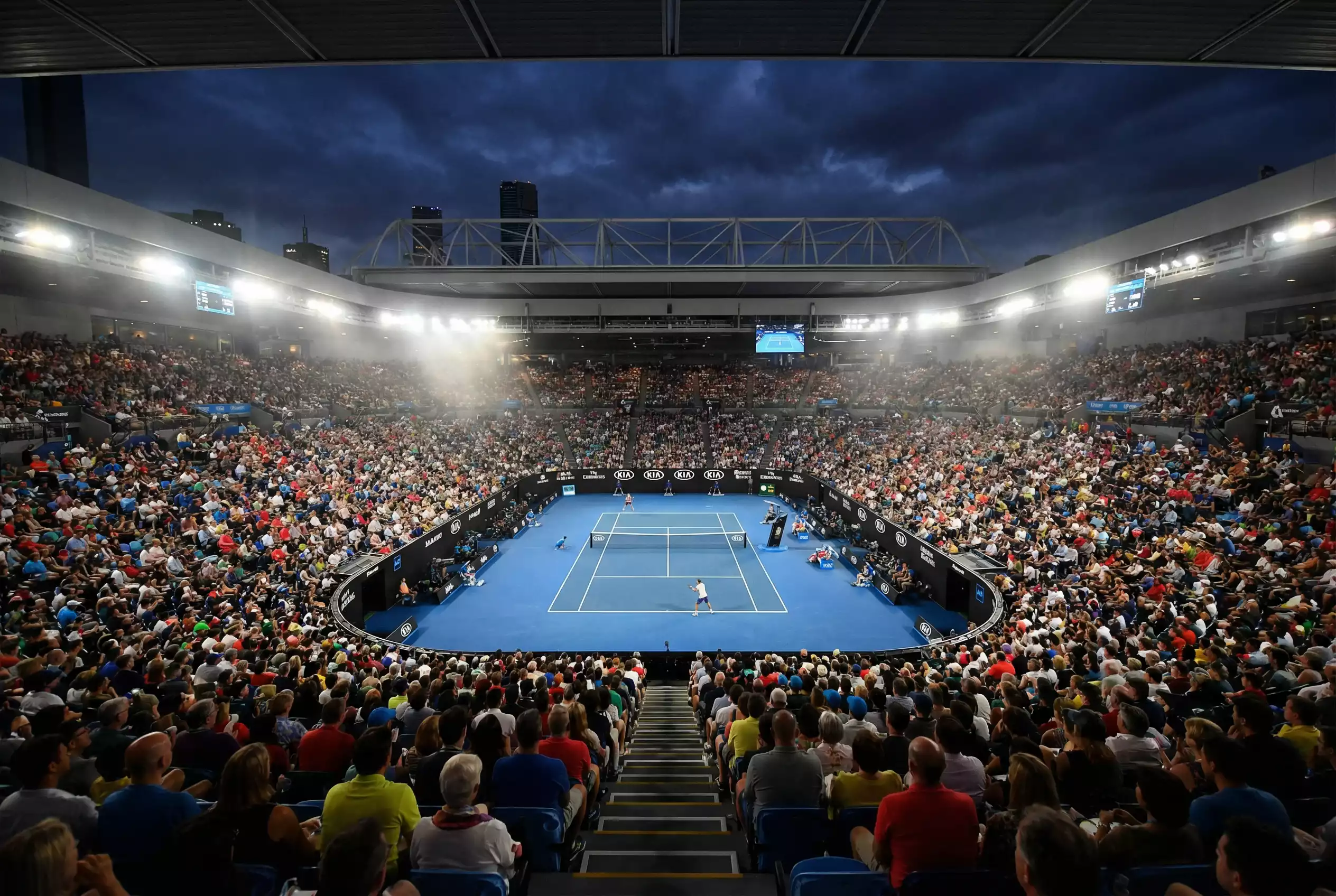 Vollbesetztes Grand-Slam-Tennisstadion mit Hartplatz bei einem Abendspiel